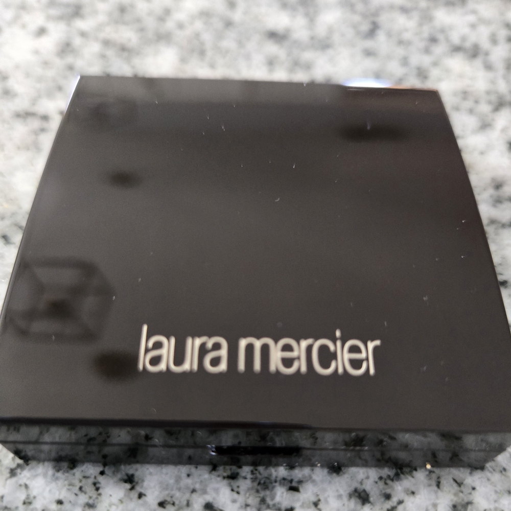 Laura Mercier Compact